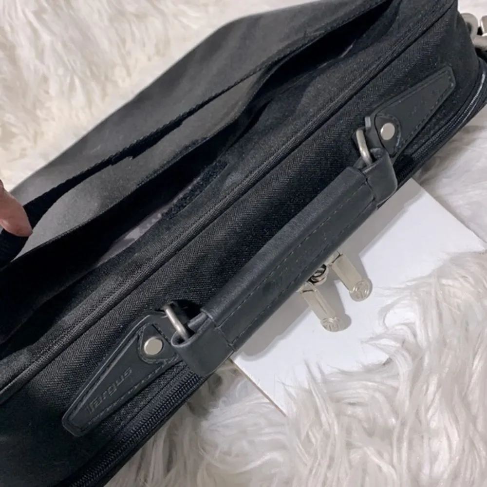 🟢3 for $20 TARGUS computer case w compartments zip closure top handle adj strap
